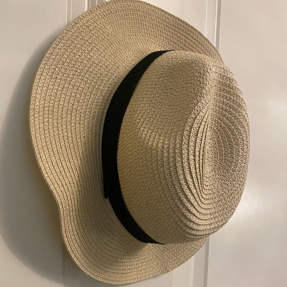 Packable beach/everywhere straw hat 👒 - Picture 3 of 4